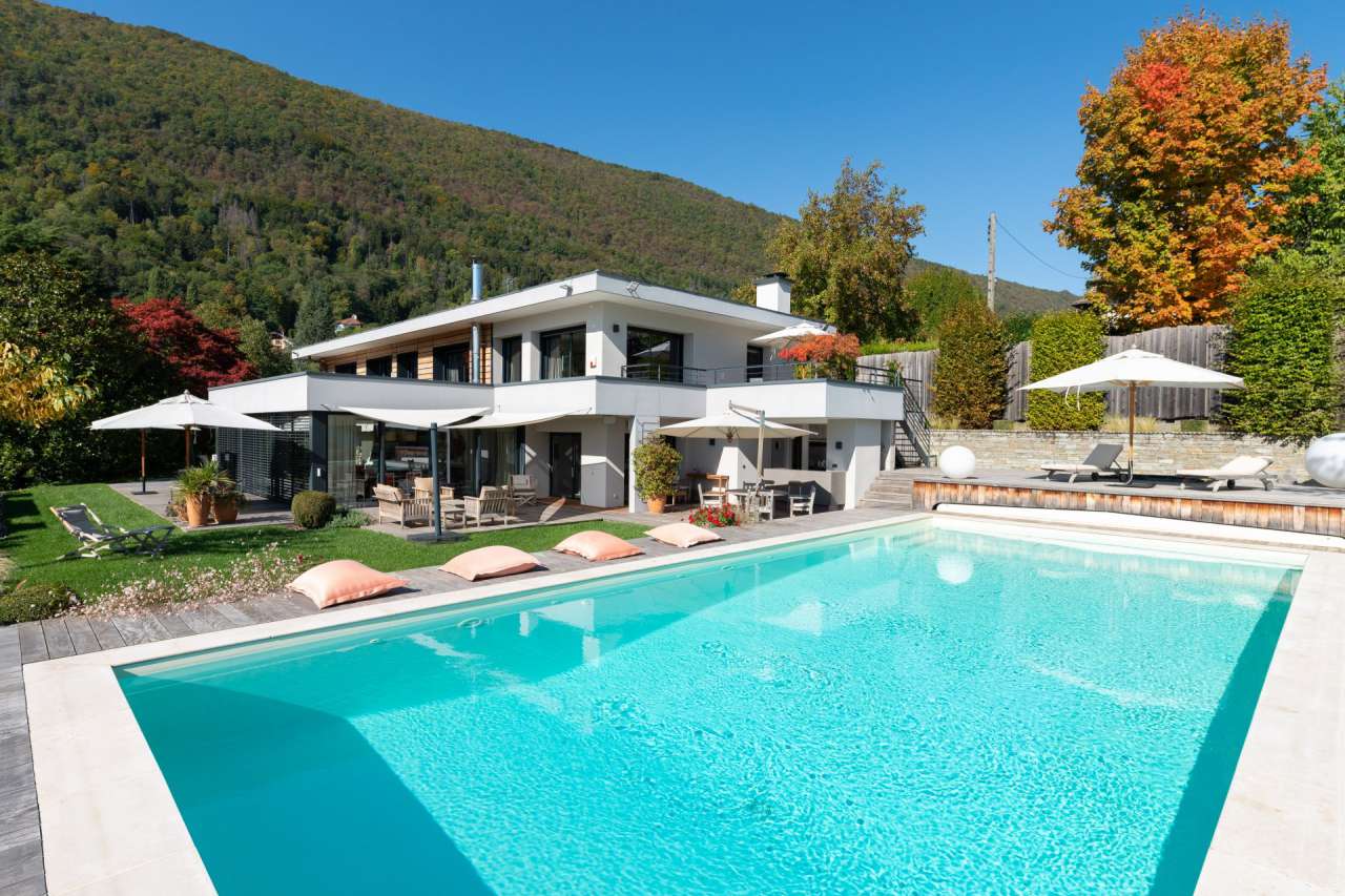 Modern and spacious 4 bedroom designer home, with a total beautifully prese