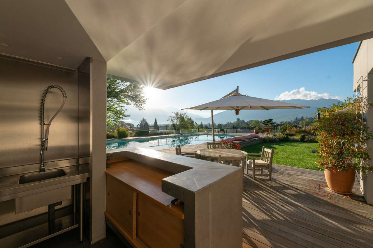 Modern and spacious 4 bedroom designer home, with a total beautifully prese