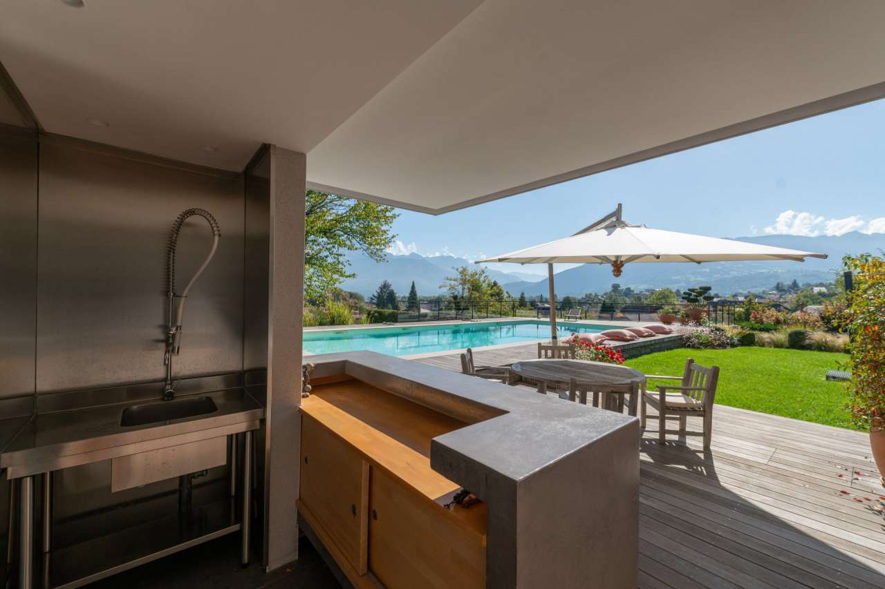 Modern and spacious 4 bedroom designer home, with a total beautifully prese