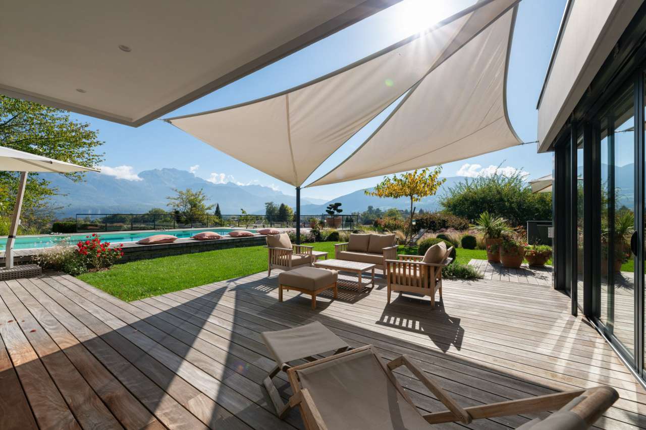 Modern and spacious 4 bedroom designer home, with a total beautifully prese