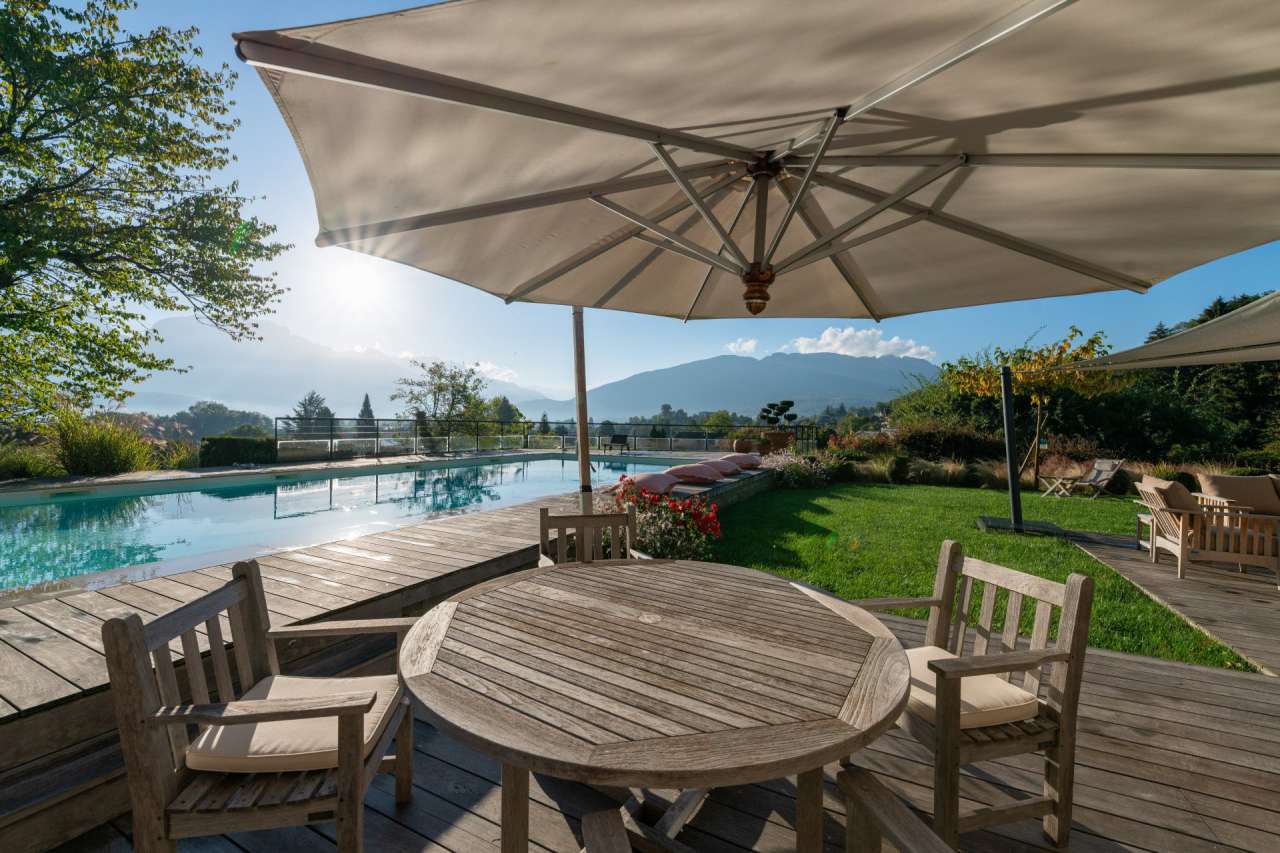 Modern and spacious 4 bedroom designer home, with a total beautifully prese