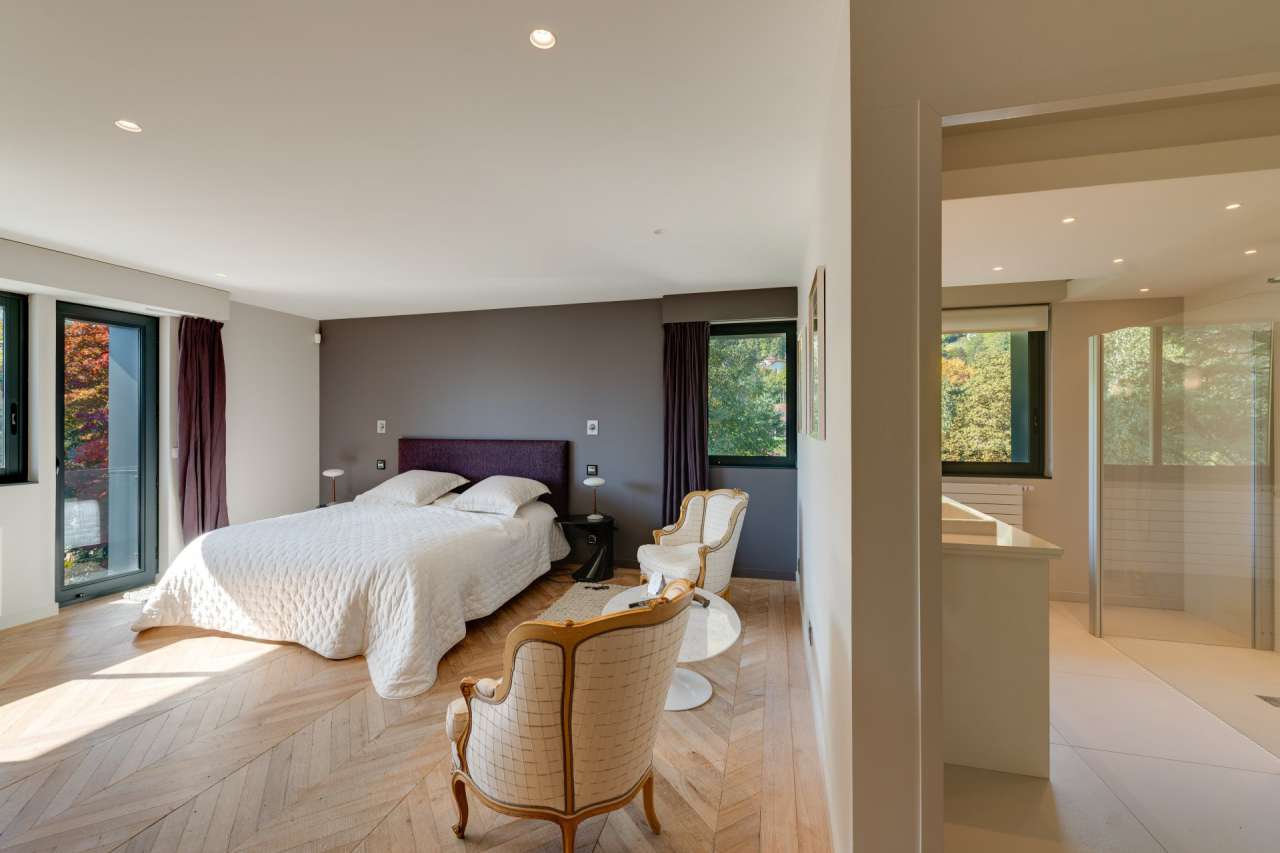 Modern and spacious 4 bedroom designer home, with a total beautifully prese