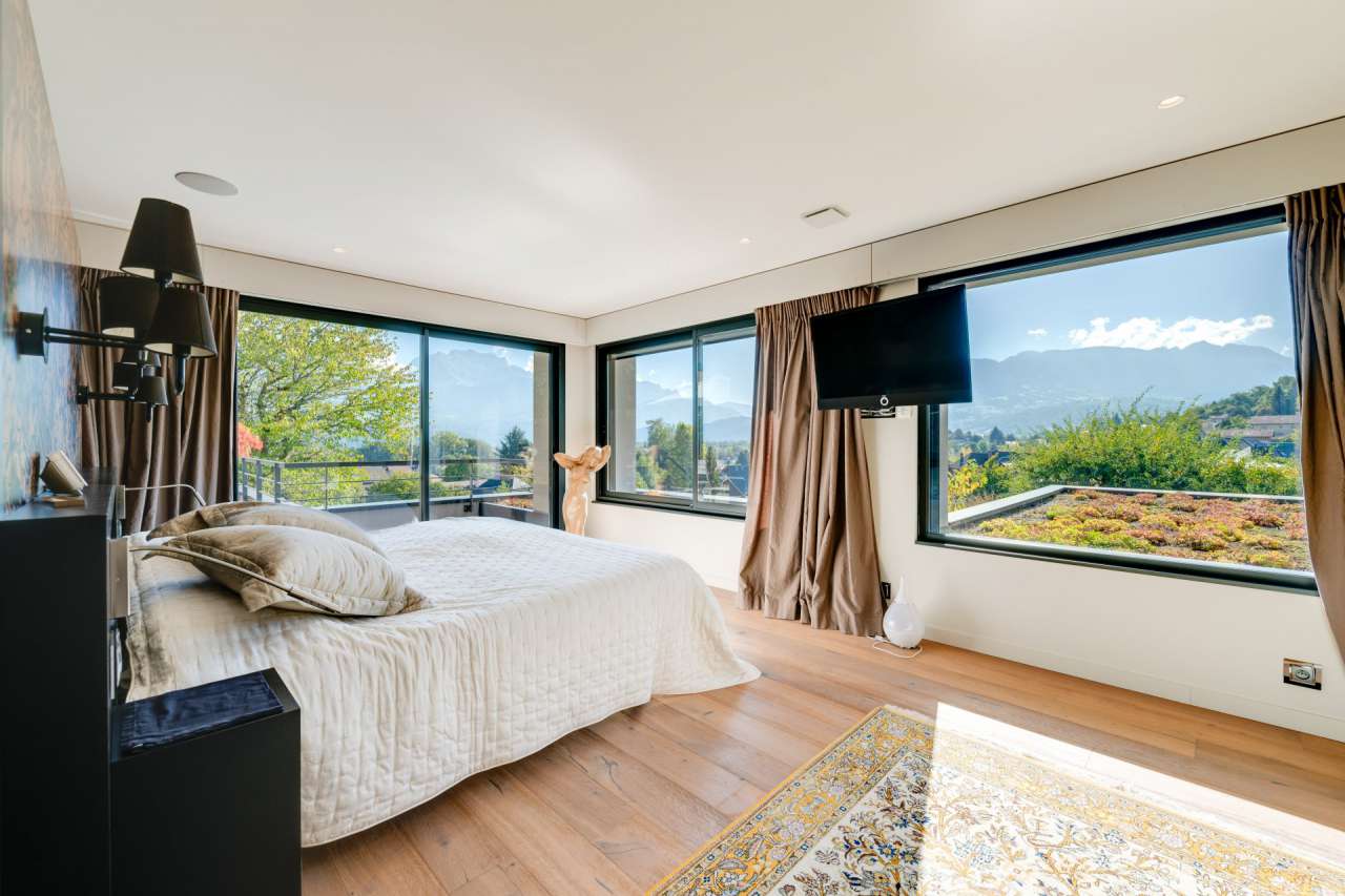 Modern and spacious 4 bedroom designer home, with a total beautifully prese