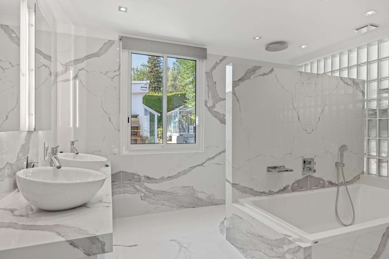 Stunning 5 bedroom luxurious villa nestling in half an acre of beautiful la