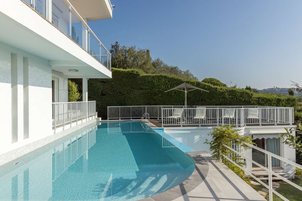 Stunning 5 bedroom luxurious villa nestling in half an acre of beautiful la