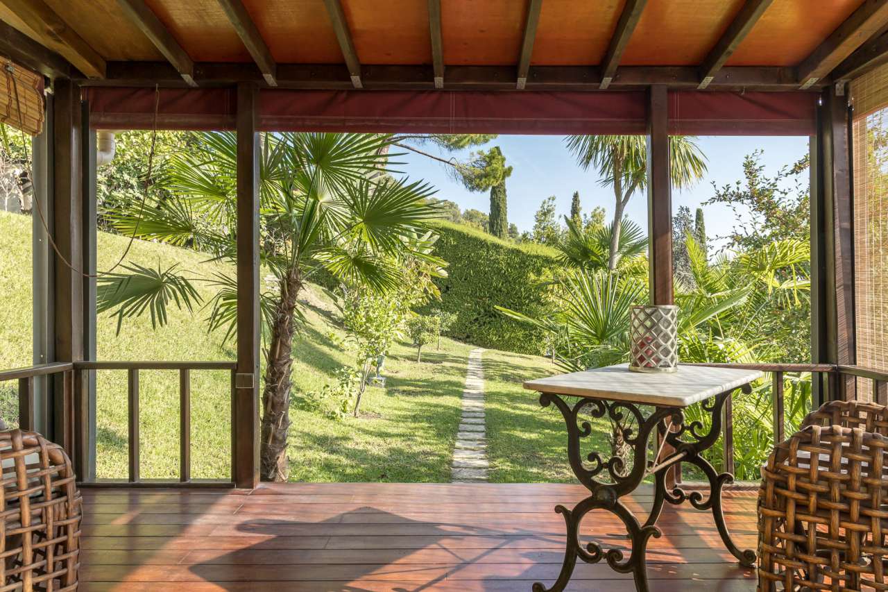 Stunning 5 bedroom luxurious villa nestling in half an acre of beautiful la