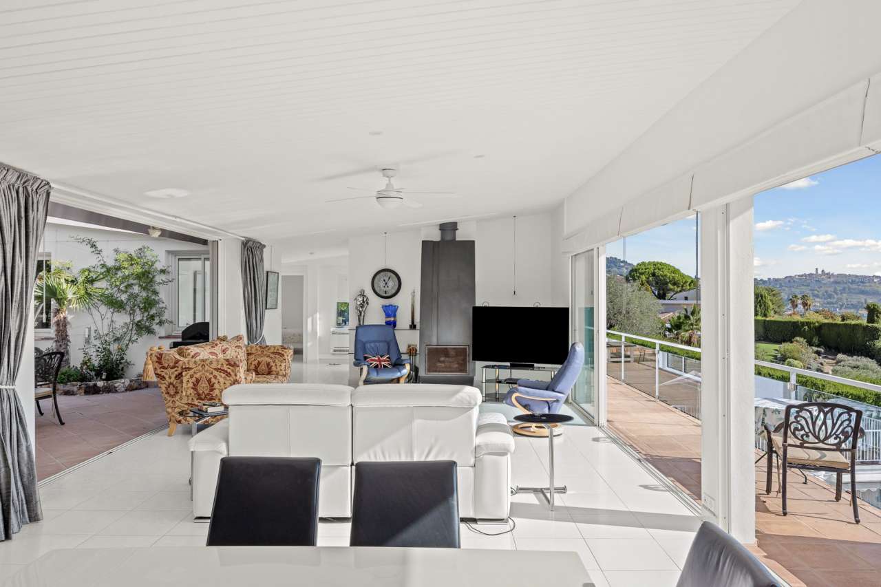 Stunning 5 bedroom luxurious villa nestling in half an acre of beautiful la