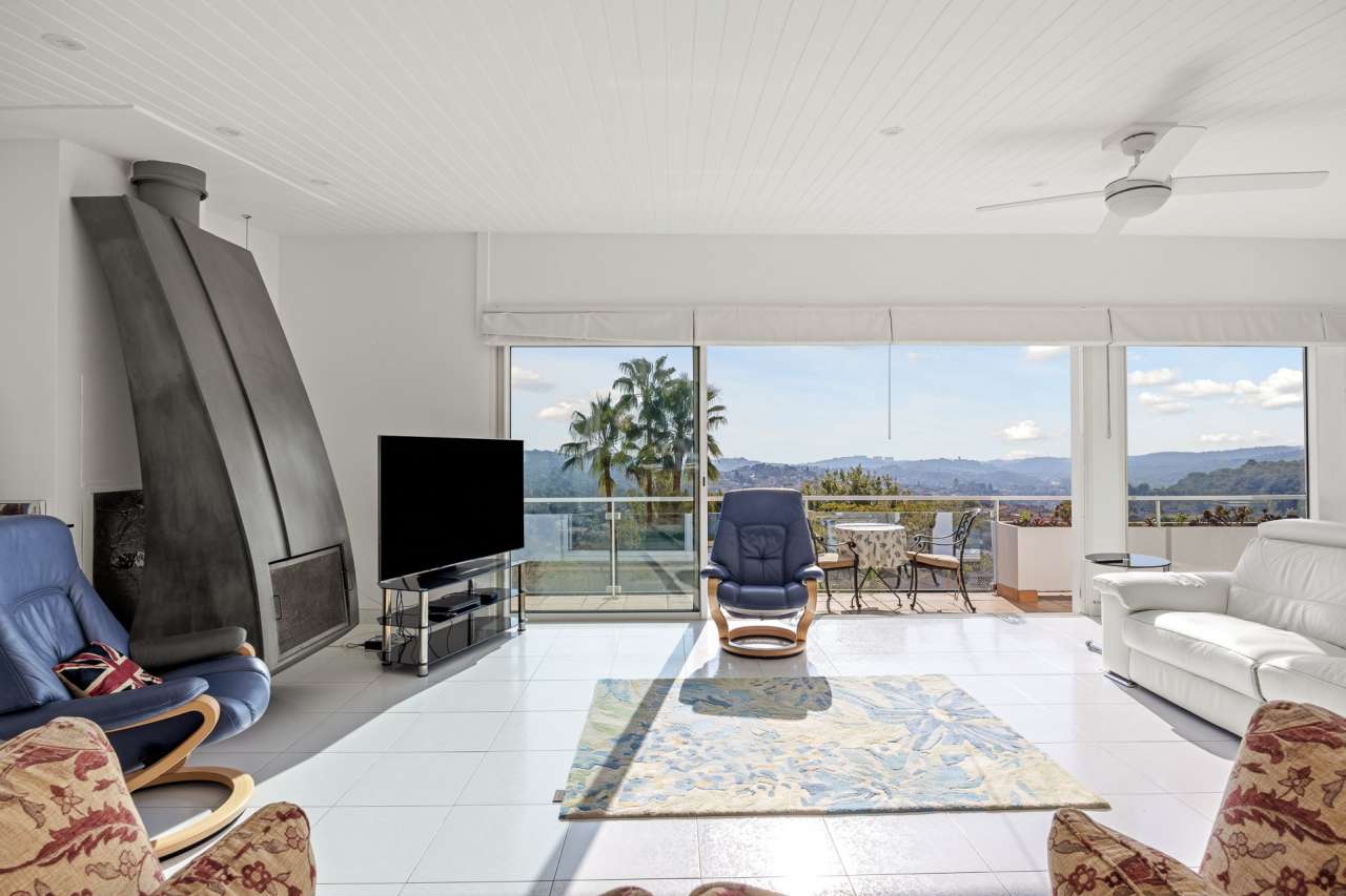 Stunning 5 bedroom luxurious villa nestling in half an acre of beautiful la