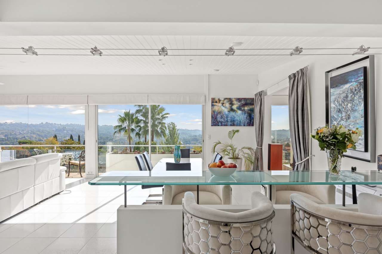 Stunning 5 bedroom luxurious villa nestling in half an acre of beautiful la