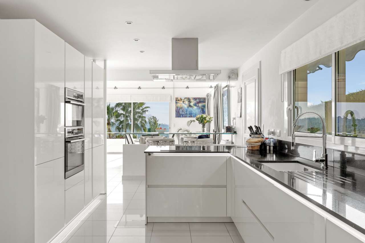 Stunning 5 bedroom luxurious villa nestling in half an acre of beautiful la