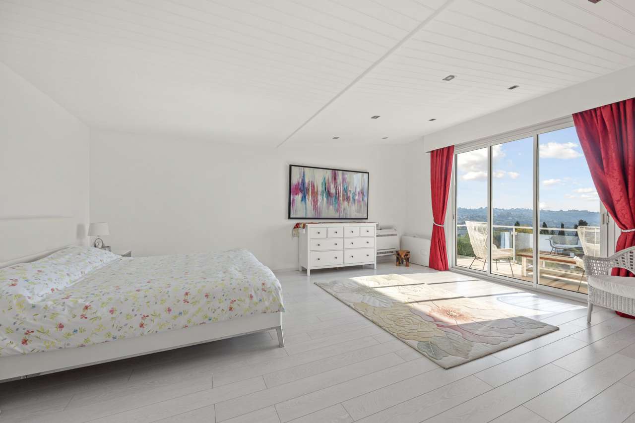 Stunning 5 bedroom luxurious villa nestling in half an acre of beautiful la