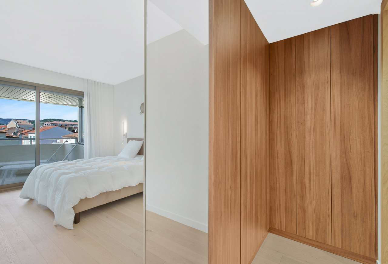 Bright and beautifully presented 2 bedroom luxury apartment, situated on a