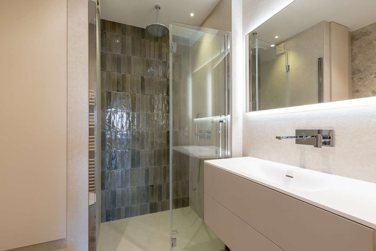 Bright and beautifully presented 2 bedroom luxury apartment, situated on a