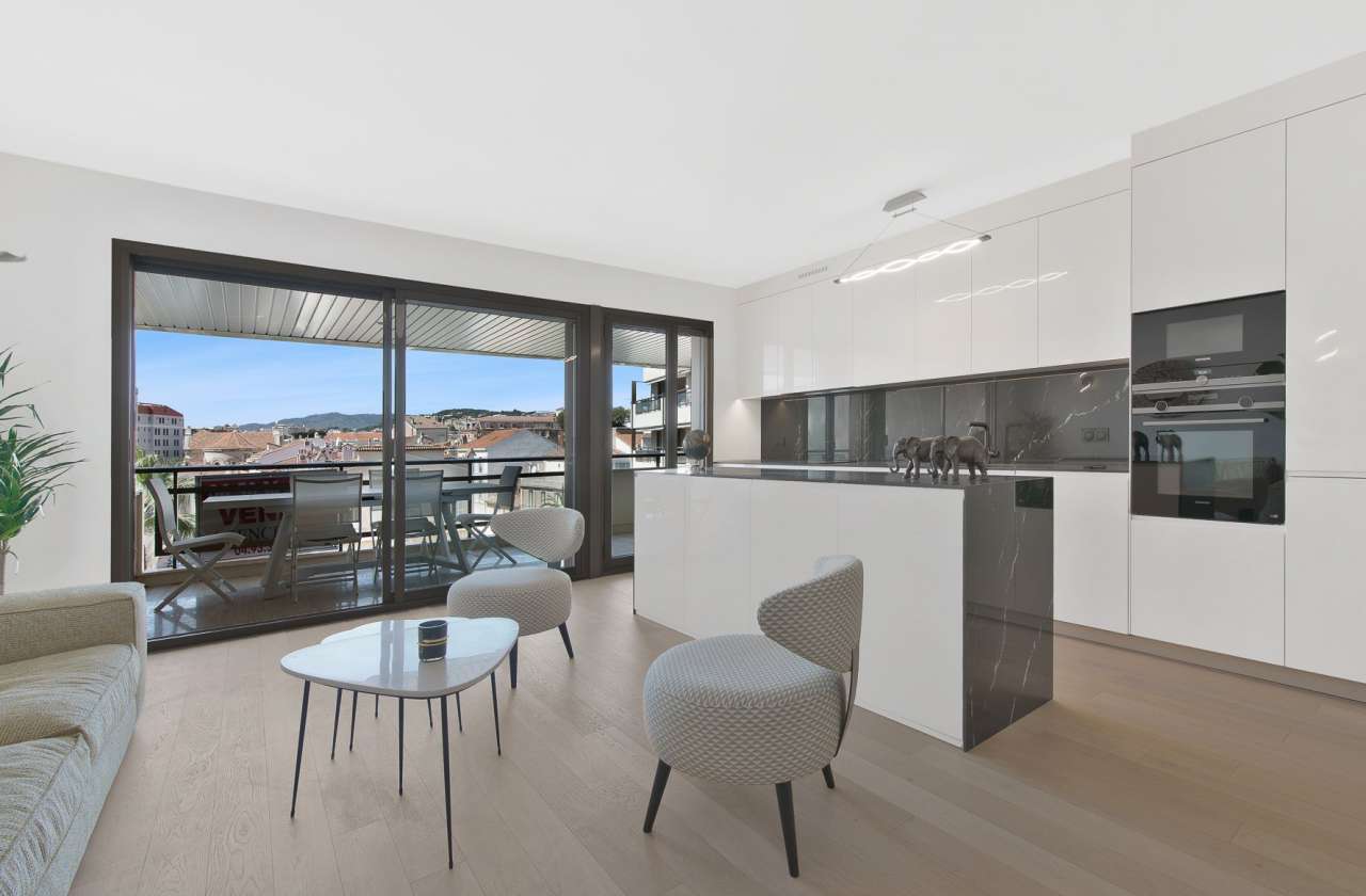 Bright and beautifully presented 2 bedroom luxury apartment, situated on a