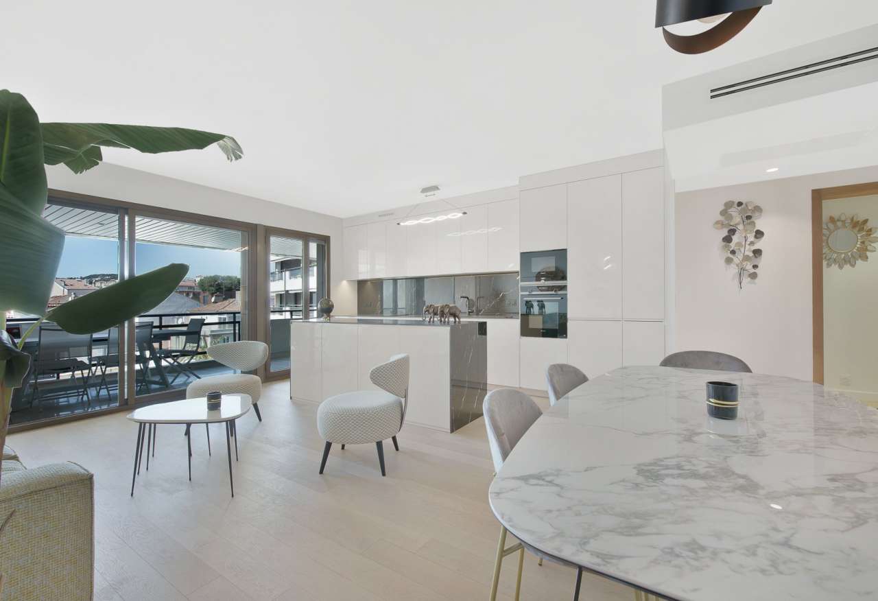 Bright and beautifully presented 2 bedroom luxury apartment, situated on a