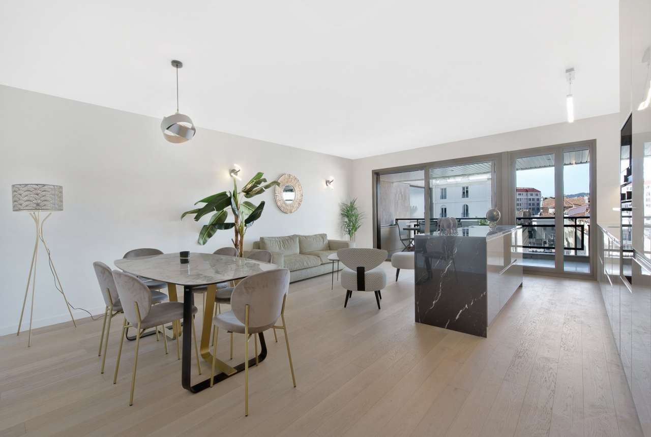 Bright and beautifully presented 2 bedroom luxury apartment, situated on a