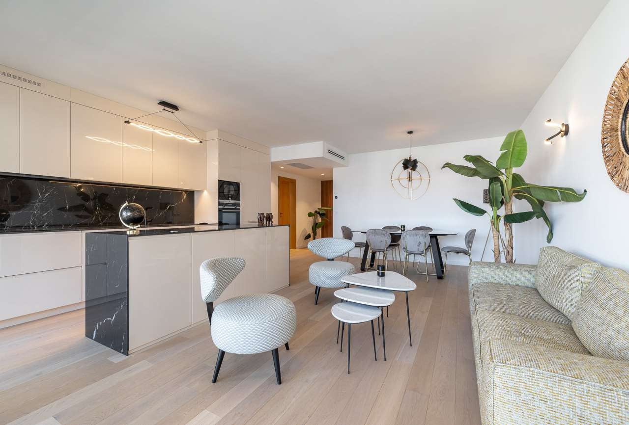 Bright and beautifully presented 2 bedroom luxury apartment, situated on a