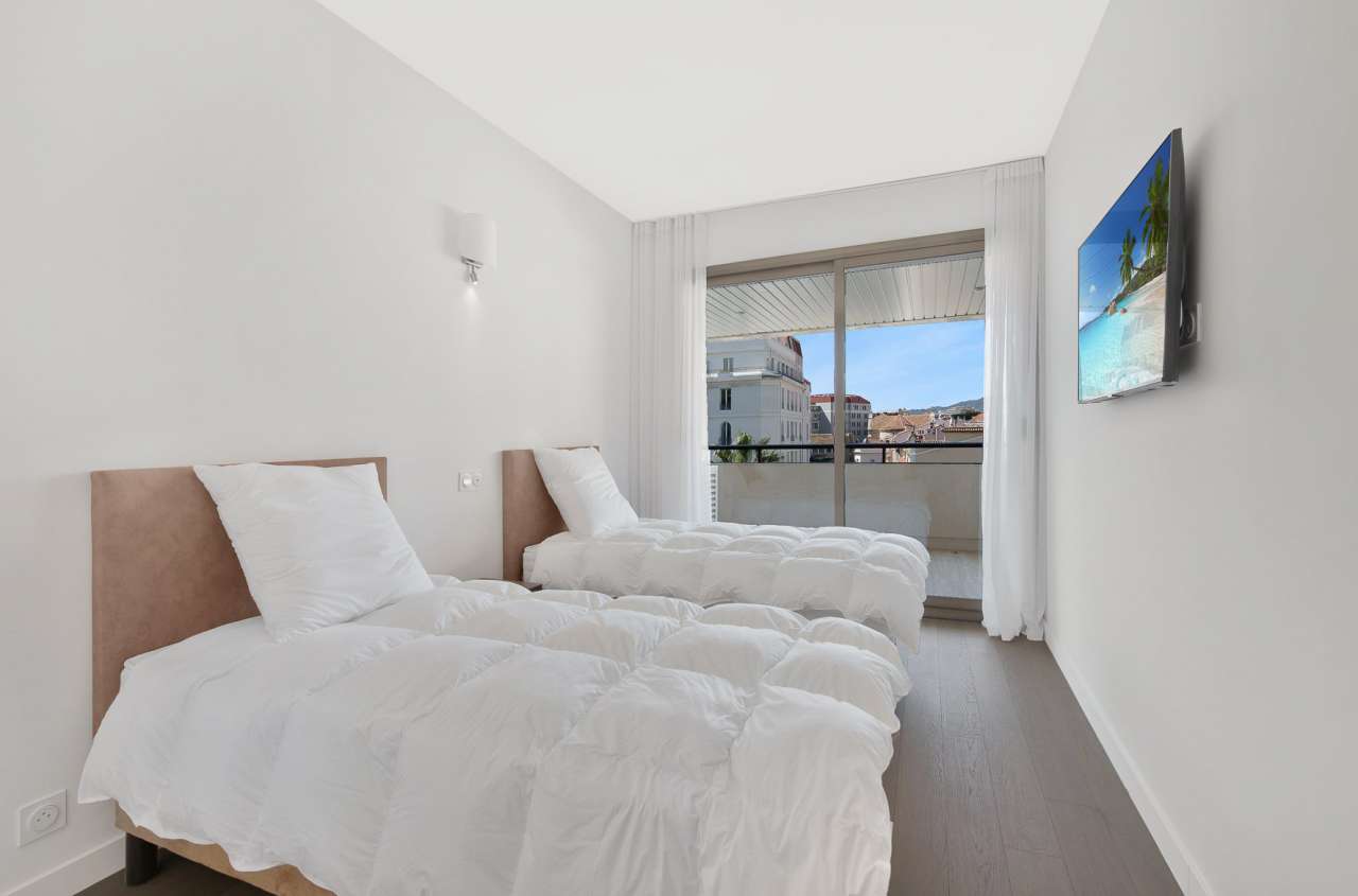 Bright and beautifully presented 2 bedroom luxury apartment, situated on a