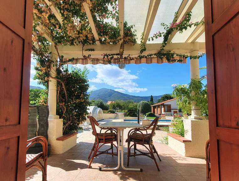 Wonderful opportunity to acquire two beautifully renovated high quality vil