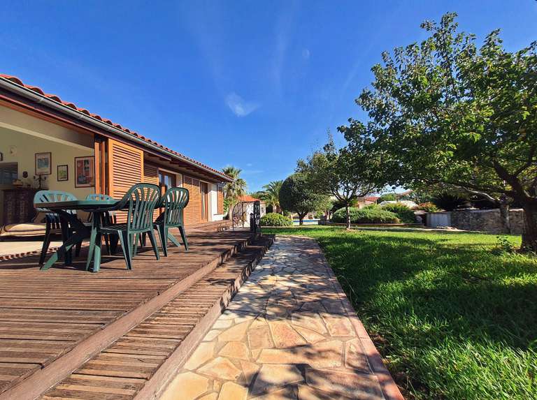 Wonderful opportunity to acquire two beautifully renovated high quality vil