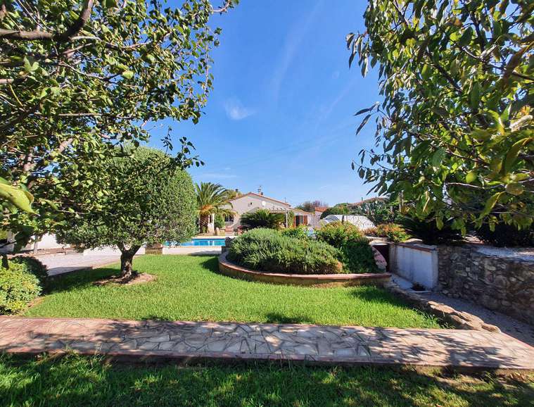 Wonderful opportunity to acquire two beautifully renovated high quality vil