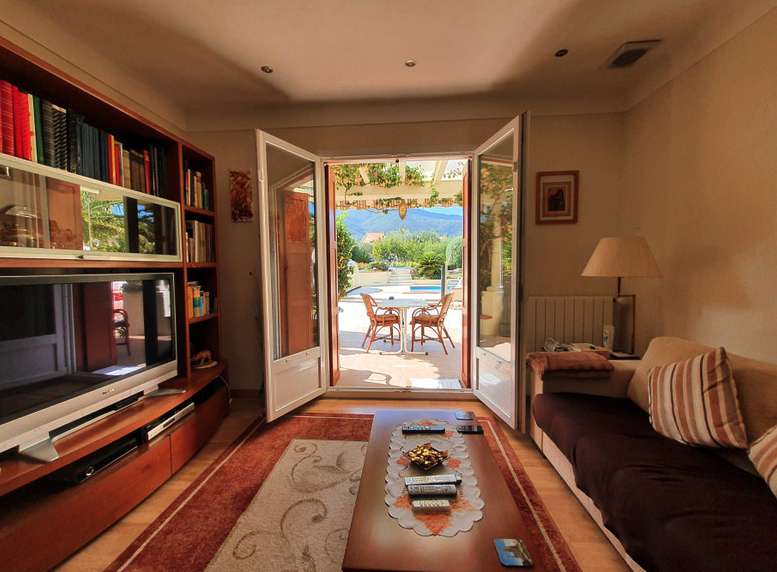 Wonderful opportunity to acquire two beautifully renovated high quality vil