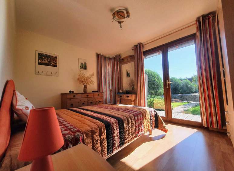 Wonderful opportunity to acquire two beautifully renovated high quality vil