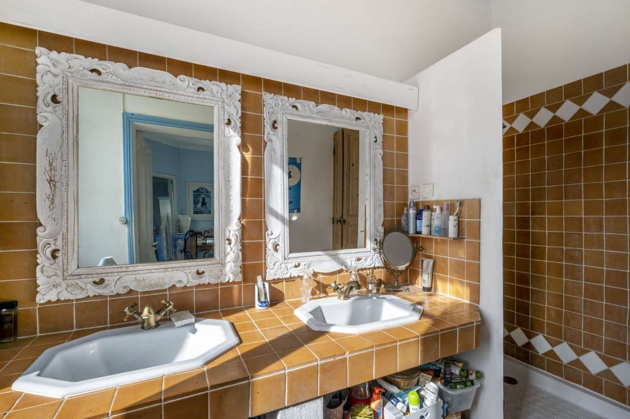 Nestling in an acre of beautiful landscaped gardens with pool, is this supe