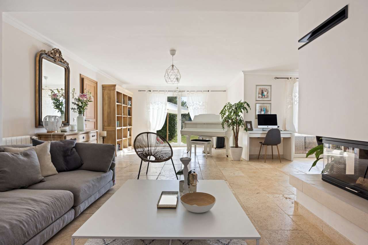 Very well presented, bright and spacious 4 bedroom luxury villa set in over