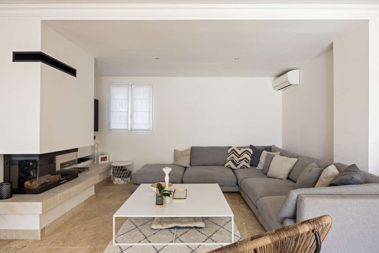 Very well presented, bright and spacious 4 bedroom luxury villa set in over