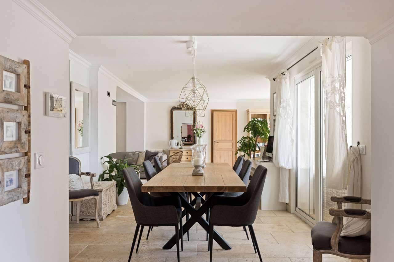 Very well presented, bright and spacious 4 bedroom luxury villa set in over