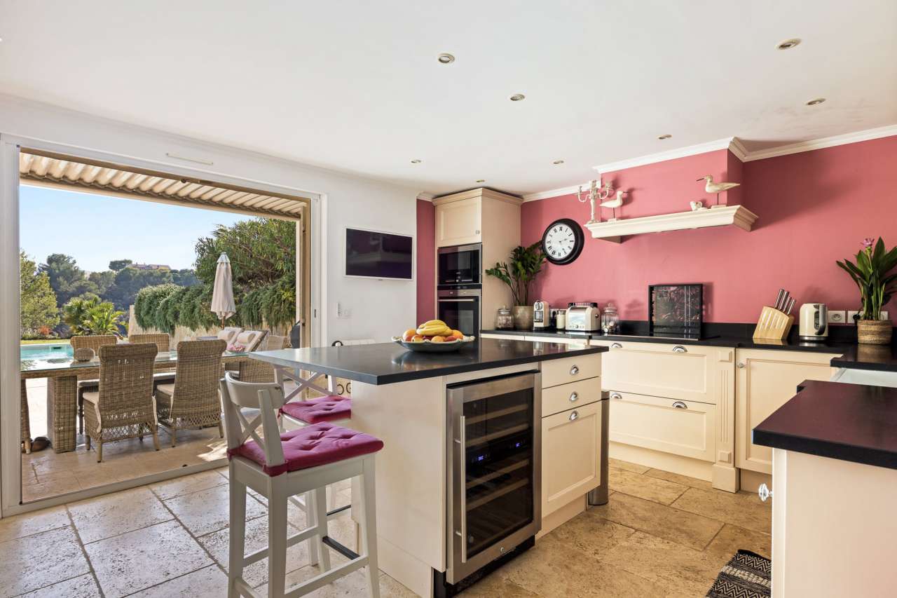 Very well presented, bright and spacious 4 bedroom luxury villa set in over