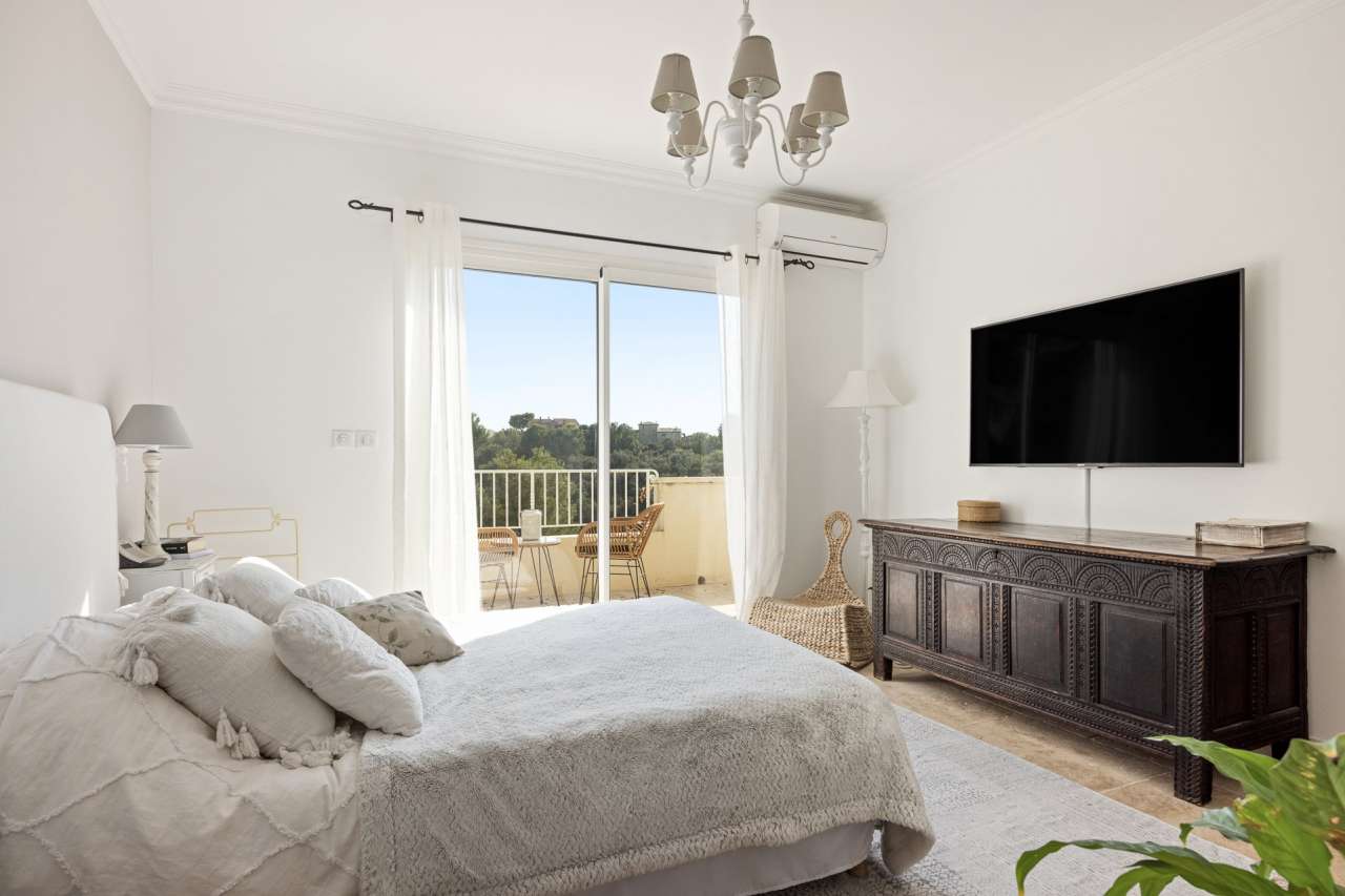 Very well presented, bright and spacious 4 bedroom luxury villa set in over