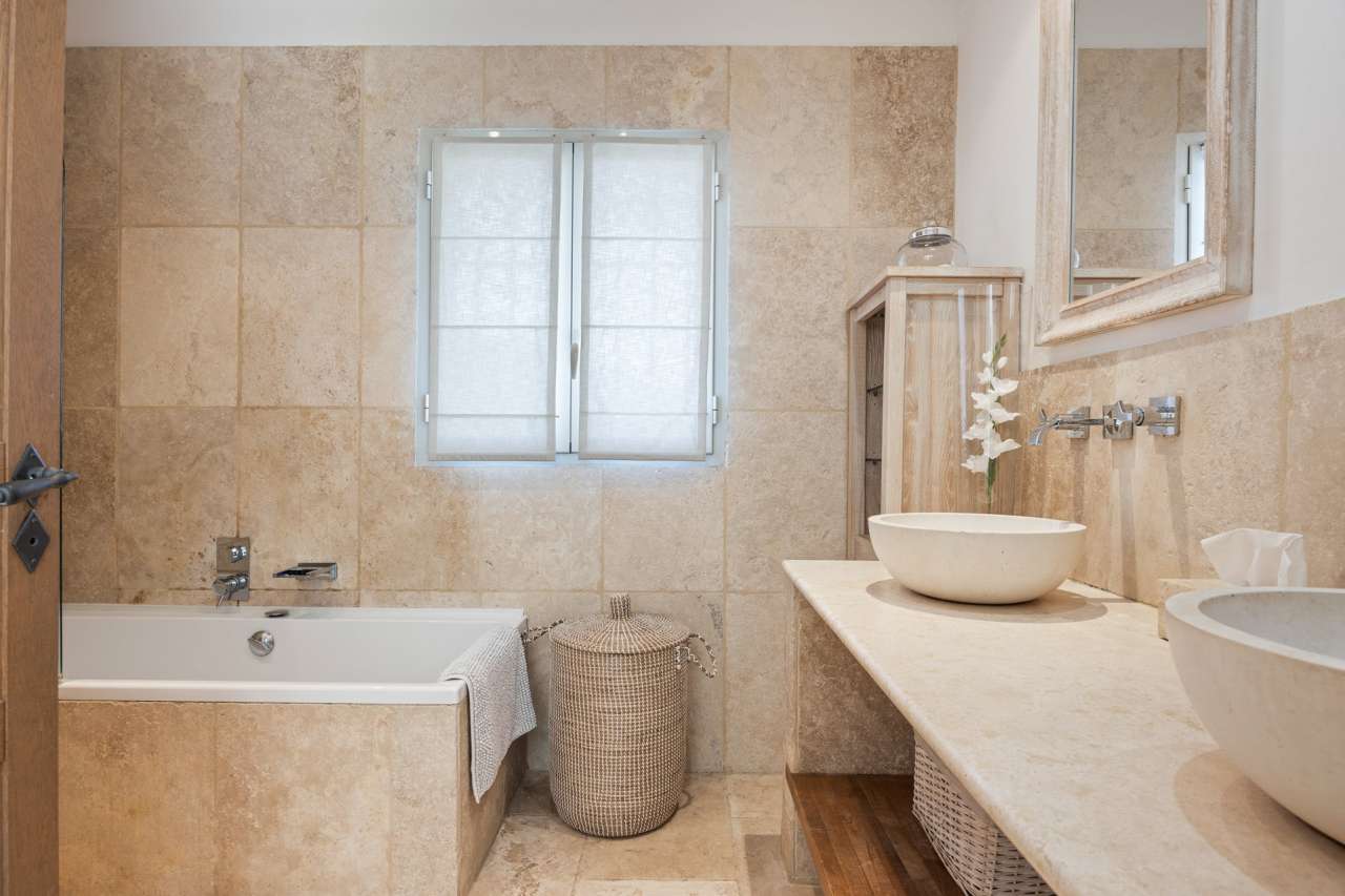 Very well presented, bright and spacious 4 bedroom luxury villa set in over