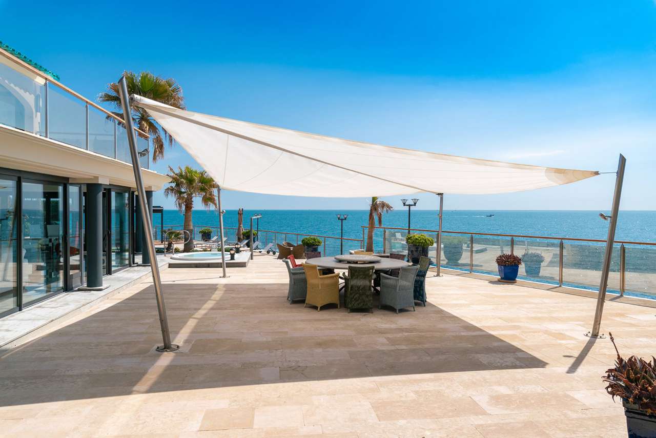 Luxurious 3 bedroom villa, which is situated within an exceptional waterfro