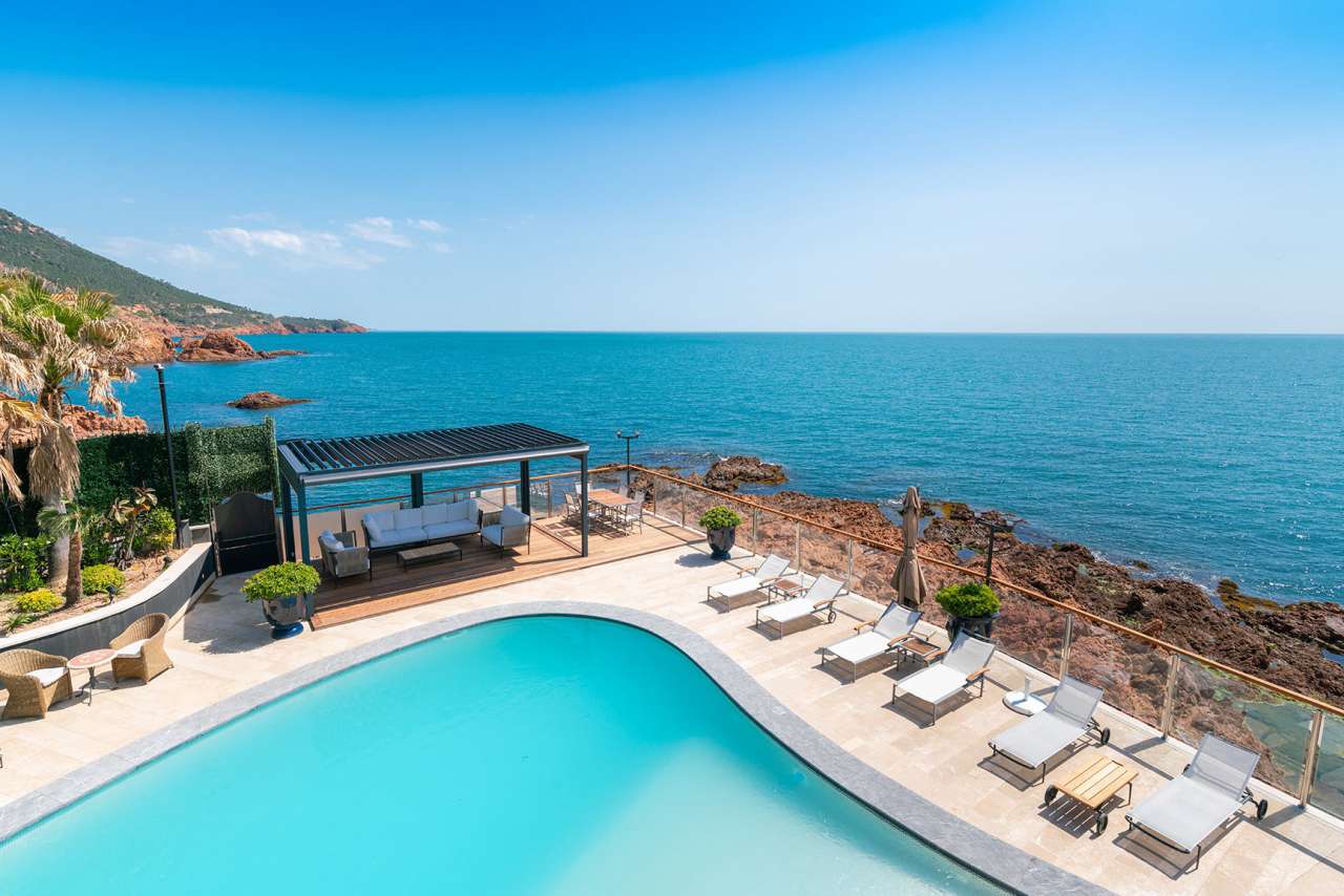 Luxurious 3 bedroom villa, which is situated within an exceptional waterfro