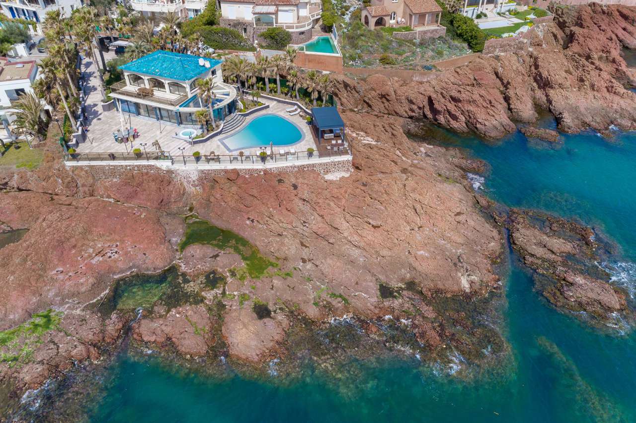 Luxurious 3 bedroom villa, which is situated within an exceptional waterfro