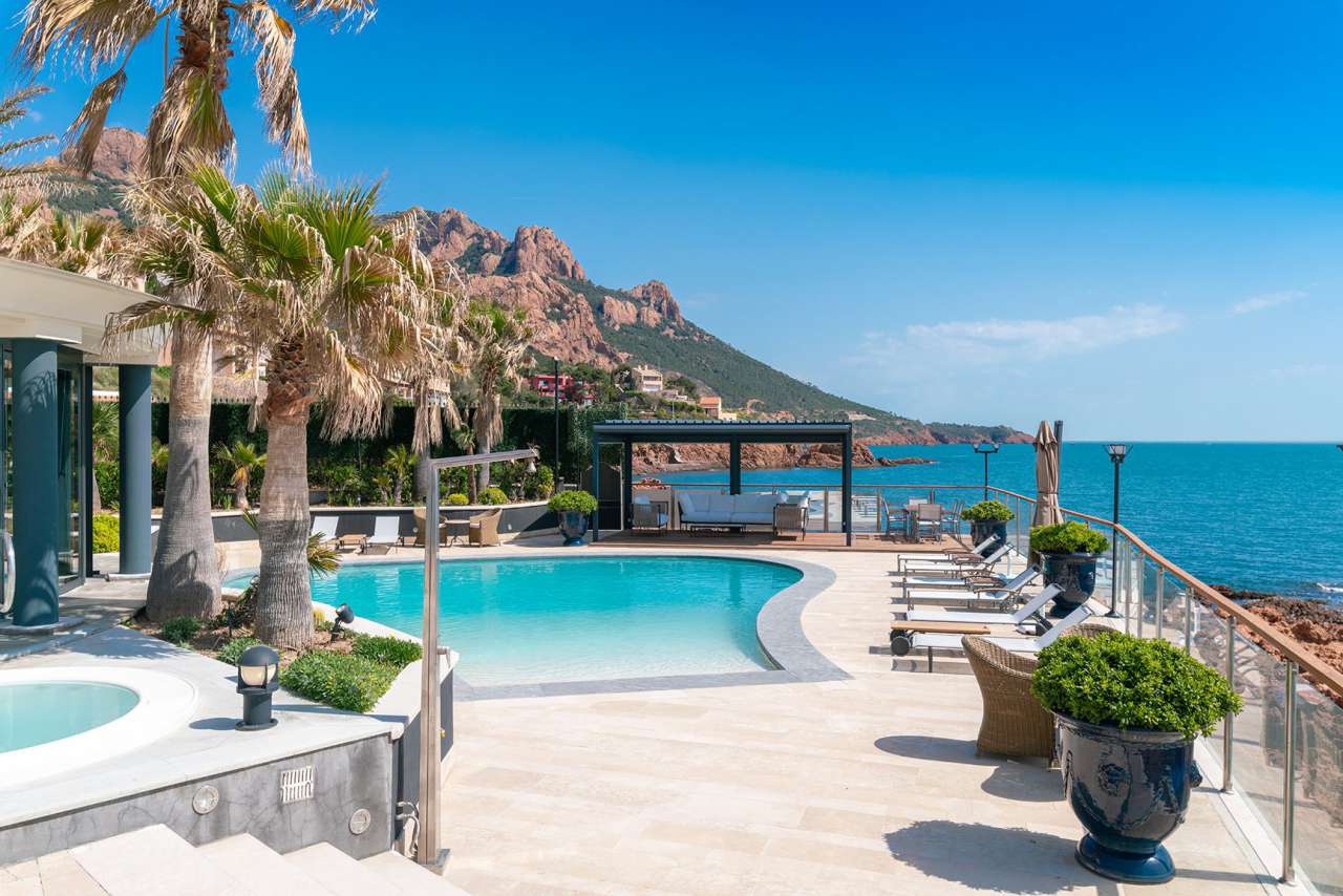 Luxurious 3 bedroom villa, which is situated within an exceptional waterfro