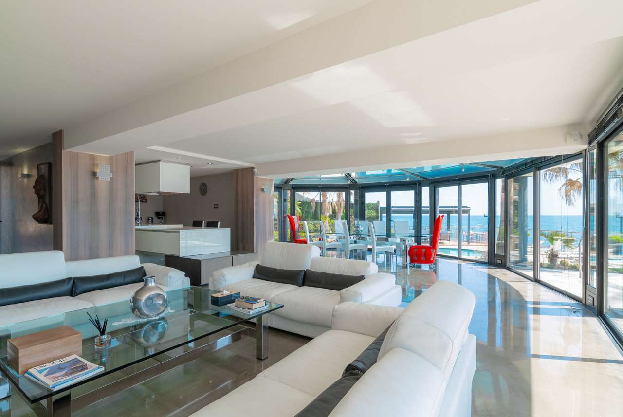 Luxurious 3 bedroom villa, which is situated within an exceptional waterfro