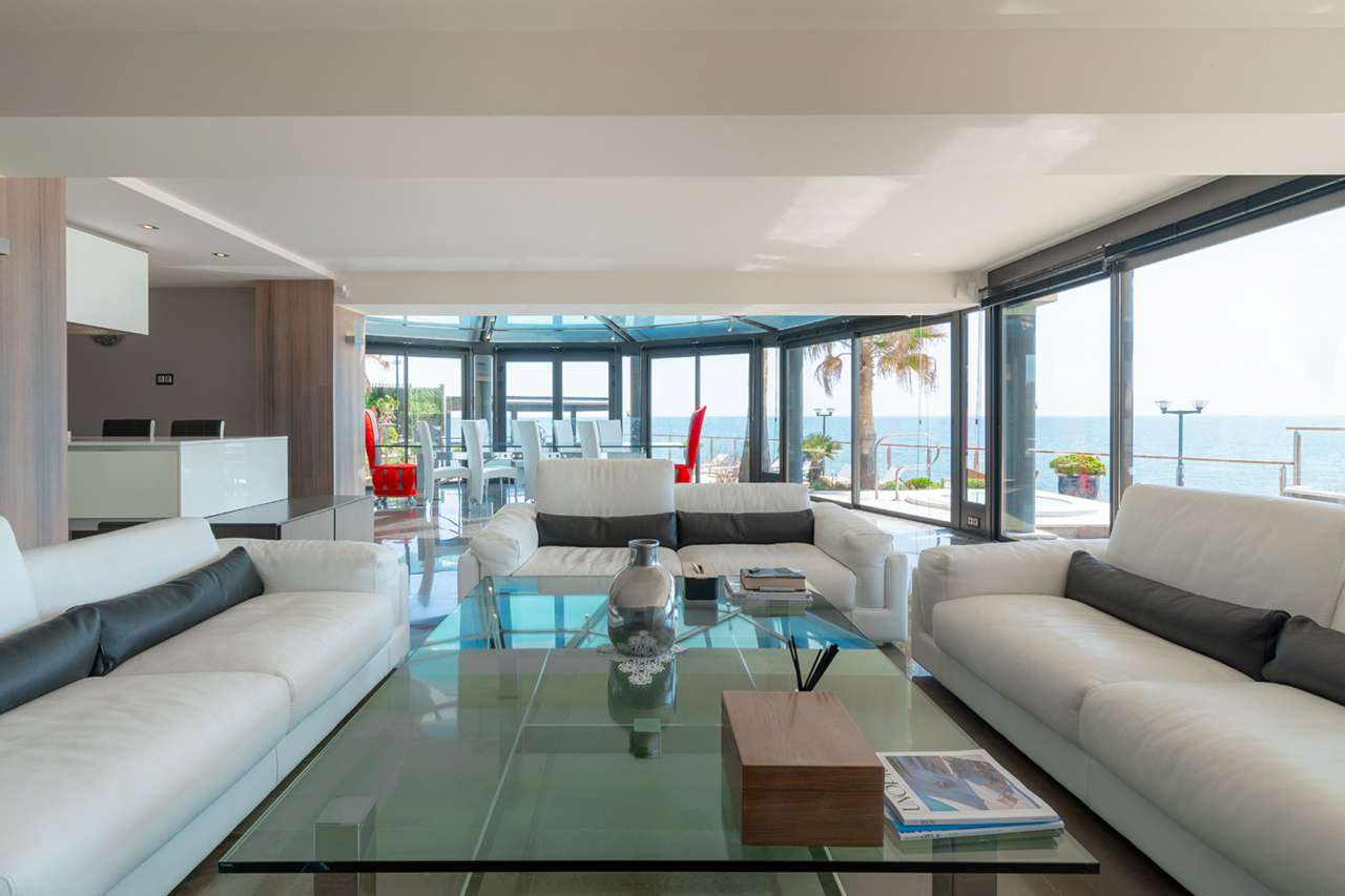 Luxurious 3 bedroom villa, which is situated within an exceptional waterfro