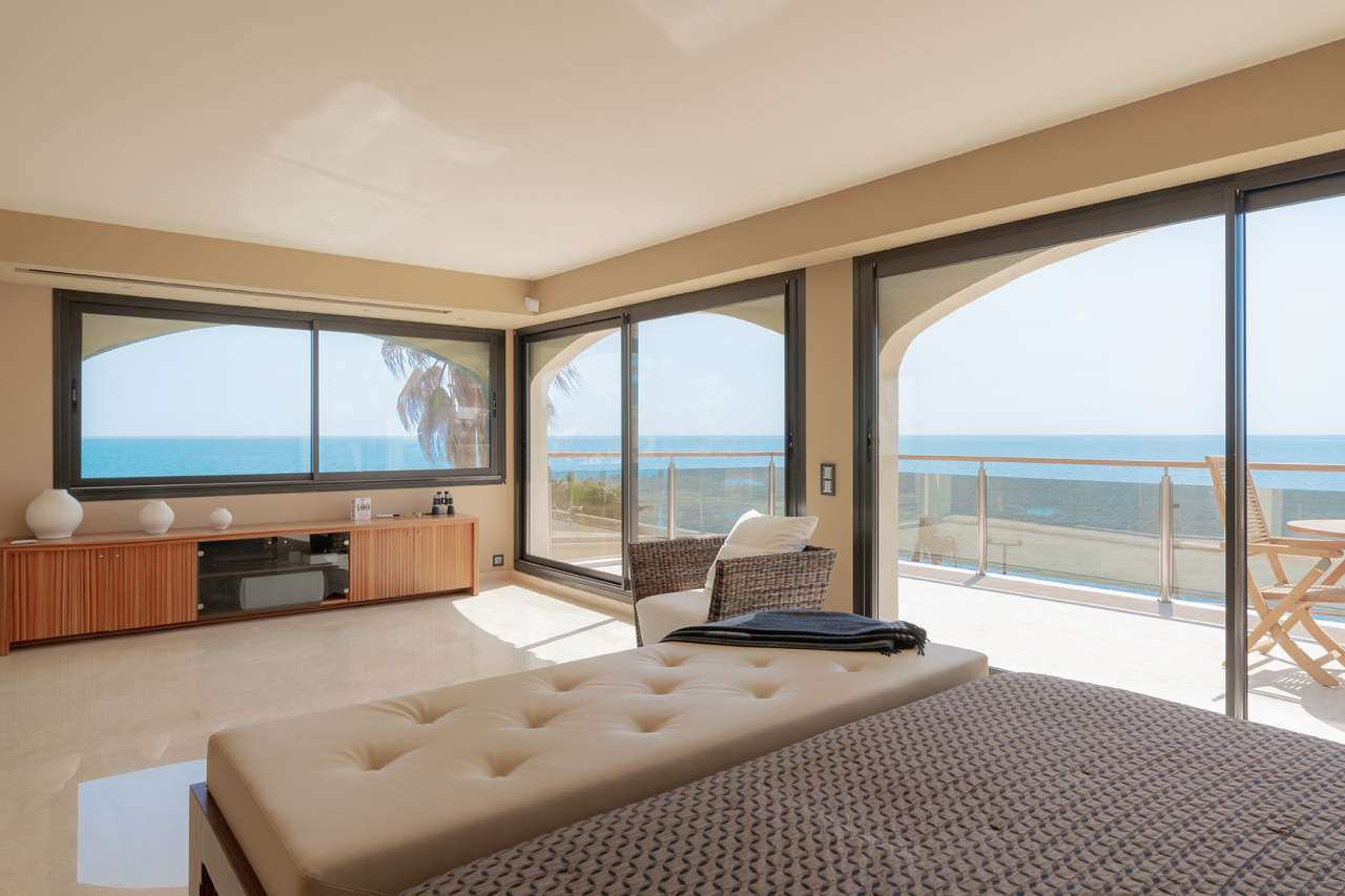 Luxurious 3 bedroom villa, which is situated within an exceptional waterfro