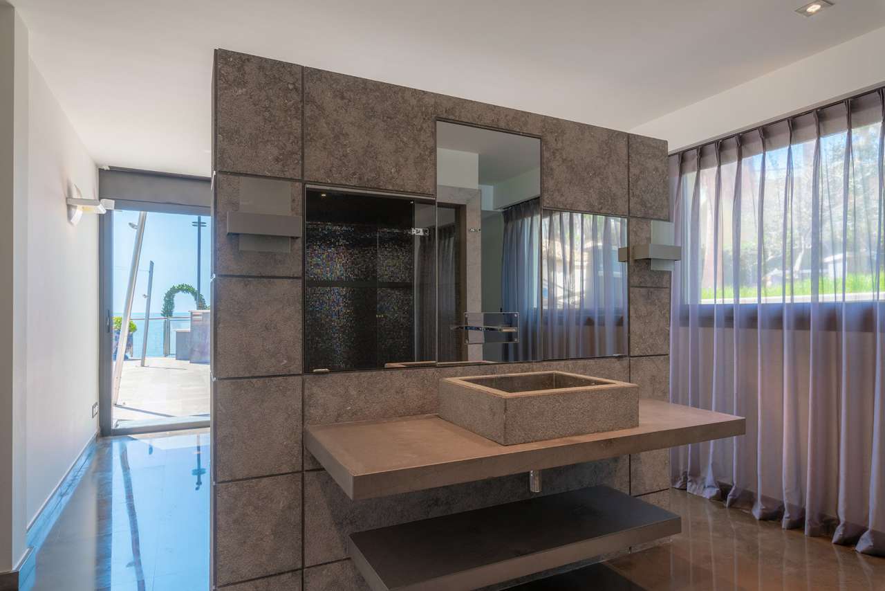 Luxurious 3 bedroom villa, which is situated within an exceptional waterfro