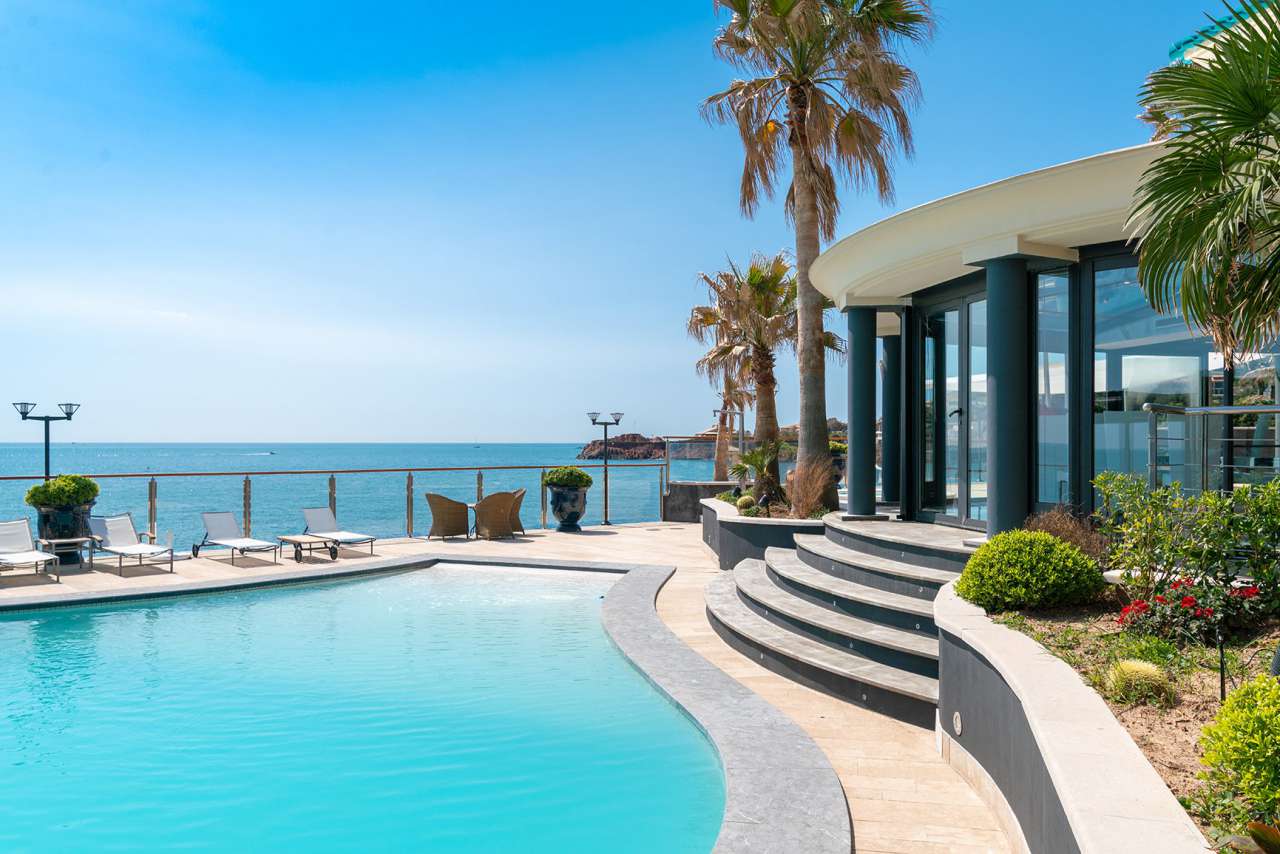 Luxurious 3 bedroom villa, which is situated within an exceptional waterfro