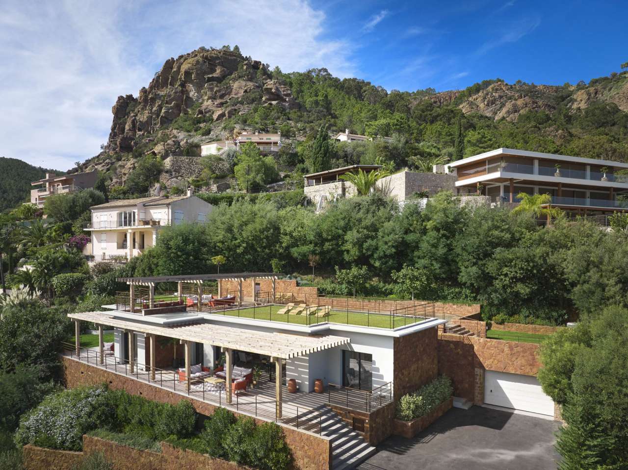 With stunning sea views and ideally situated in a quiet elevated setting, y