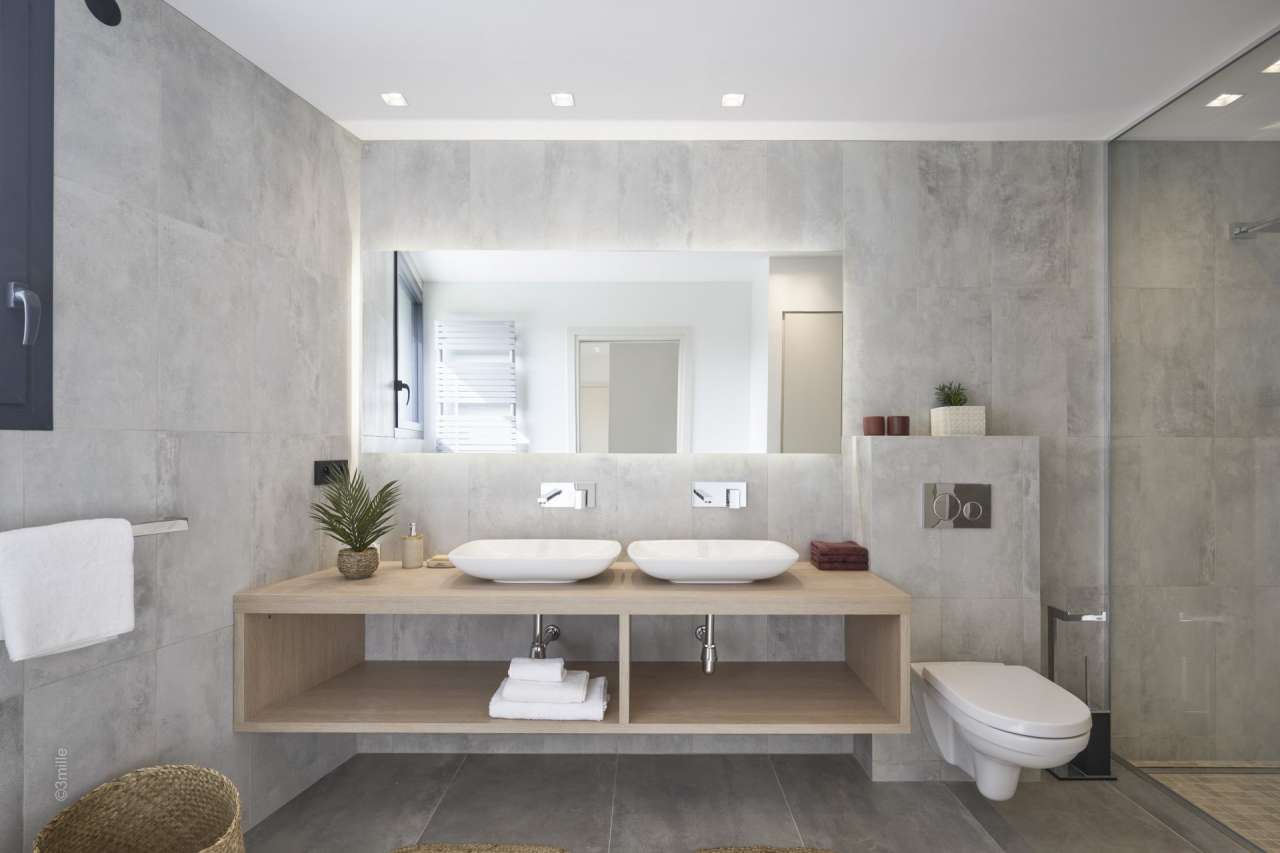 With stunning sea views and ideally situated in a quiet elevated setting, y