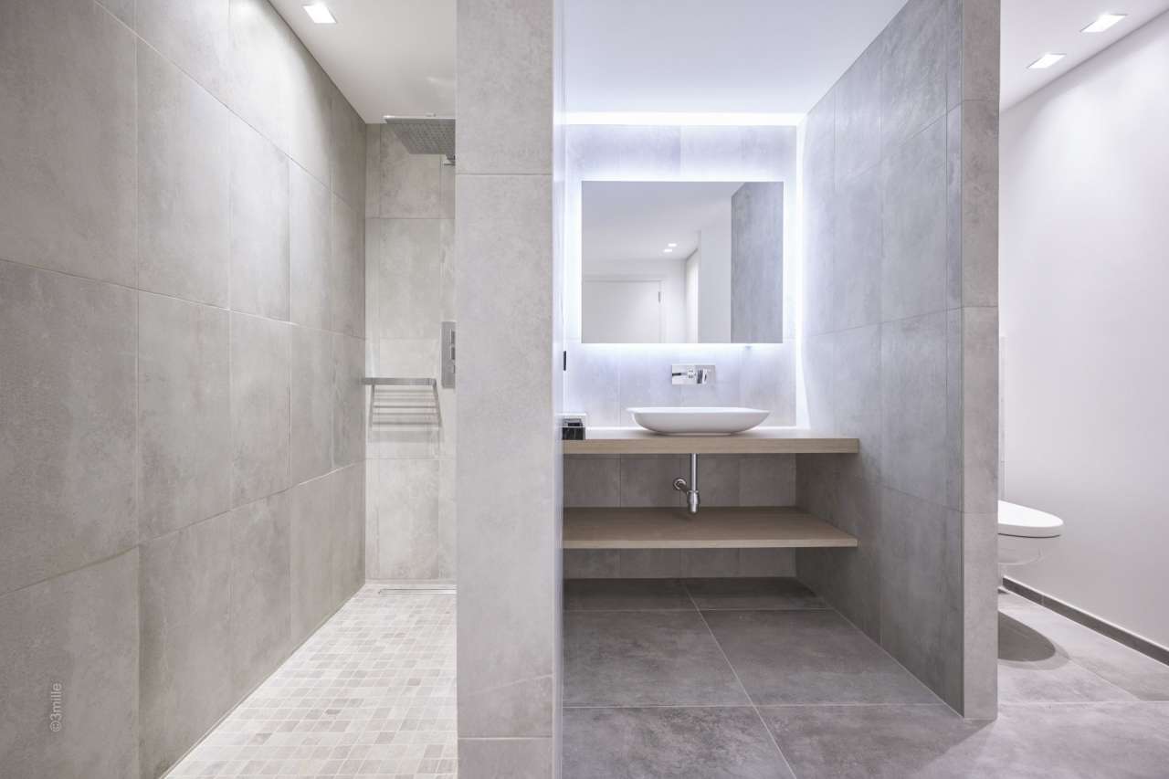 With stunning sea views and ideally situated in a quiet elevated setting, y