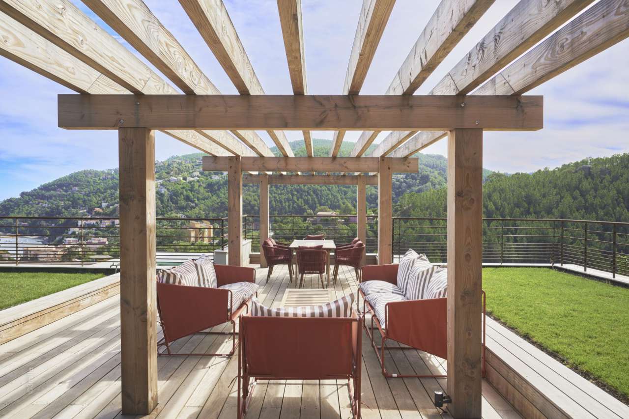 With stunning sea views and ideally situated in a quiet elevated setting, y