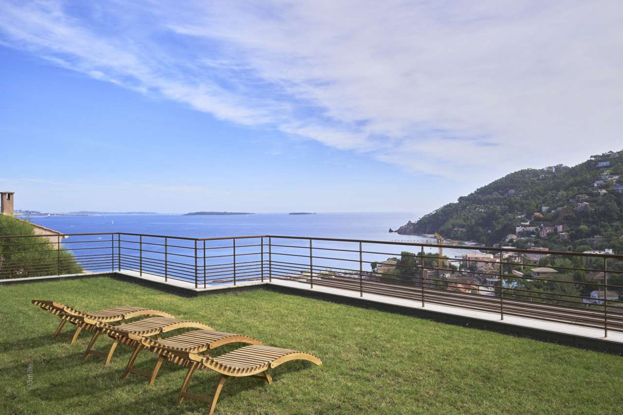 With stunning sea views and ideally situated in a quiet elevated setting, y
