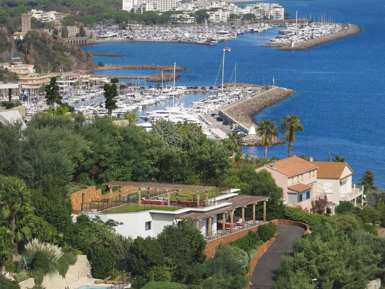 With stunning sea views and ideally situated in a quiet elevated setting, y