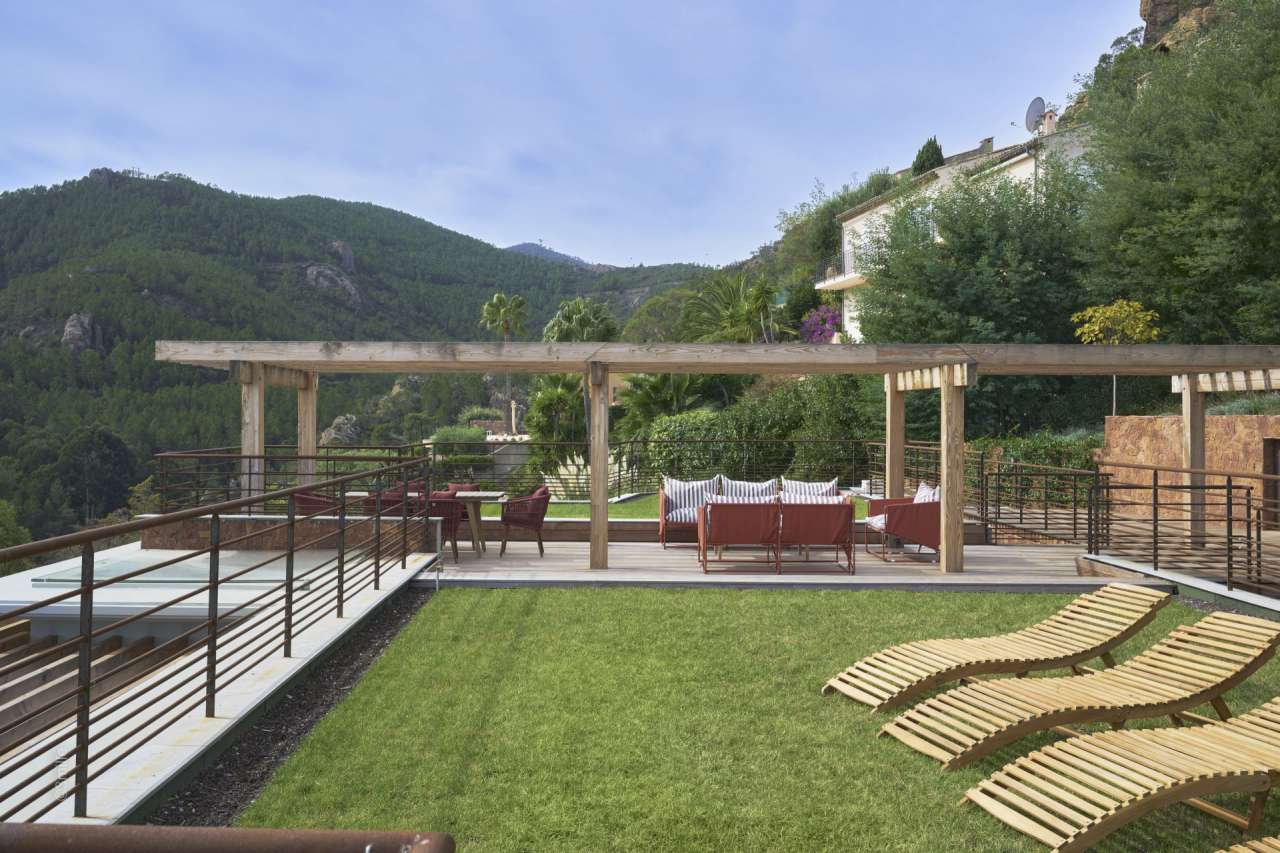 With stunning sea views and ideally situated in a quiet elevated setting, y